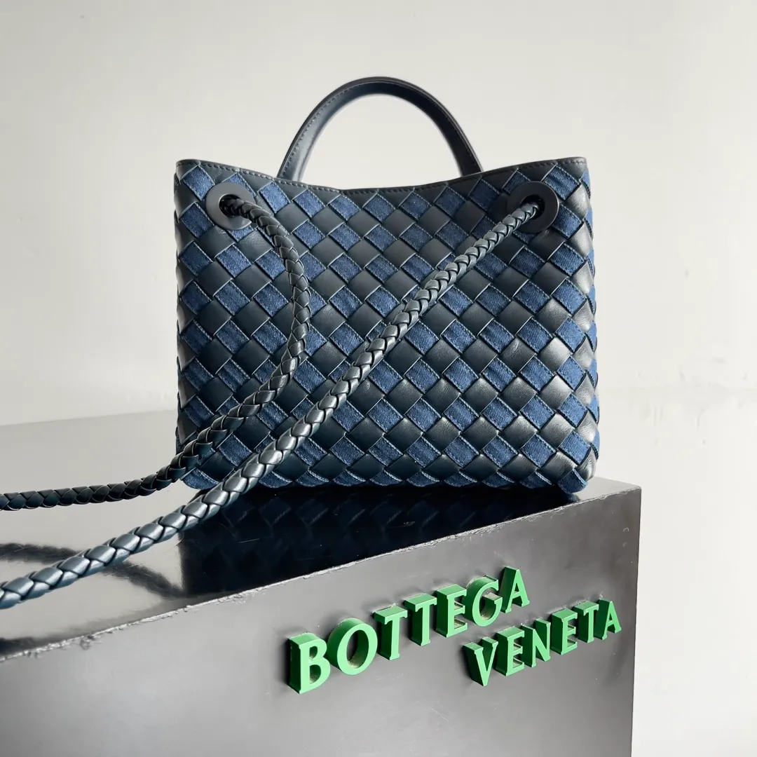 Batch 1960 BOTTEGA VENETA's new ANDIAMO handbag. This denim woven bag perfectly interweaves retro and trendy! Each strand of hand-woven denim carries ingenuity, and the color-blocking design breaks away from the norm. Not only is the capacity impressive, it also adds fun and cuteness, making it easy to hold various styles. Exquisite metal accessories shine on the ruggedness of denim, coexisting toughness and femininity. Denim has its own youthful and energetic attributes, giving people a retro, classic and relaxed and free feeling. During the weaving process of this bag, the denim is hand-woven into the leather through small gaps. The skills are quite exquisite! Not to mention the capacity, it can accommodate an umbrella and a water cup! Style number: 743568 Size: 25*22*10.5cm